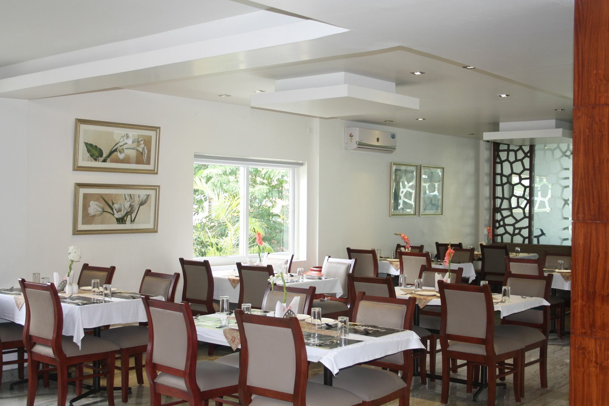Hotel White Parrot 3*