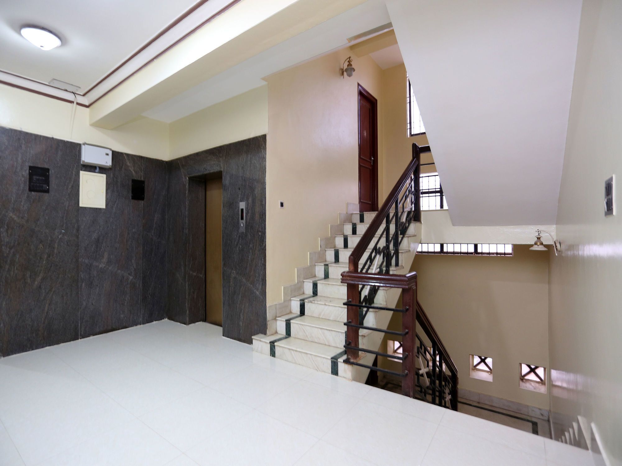 Hotel Oyo 9904 Near Suburban Bus Stand 3*