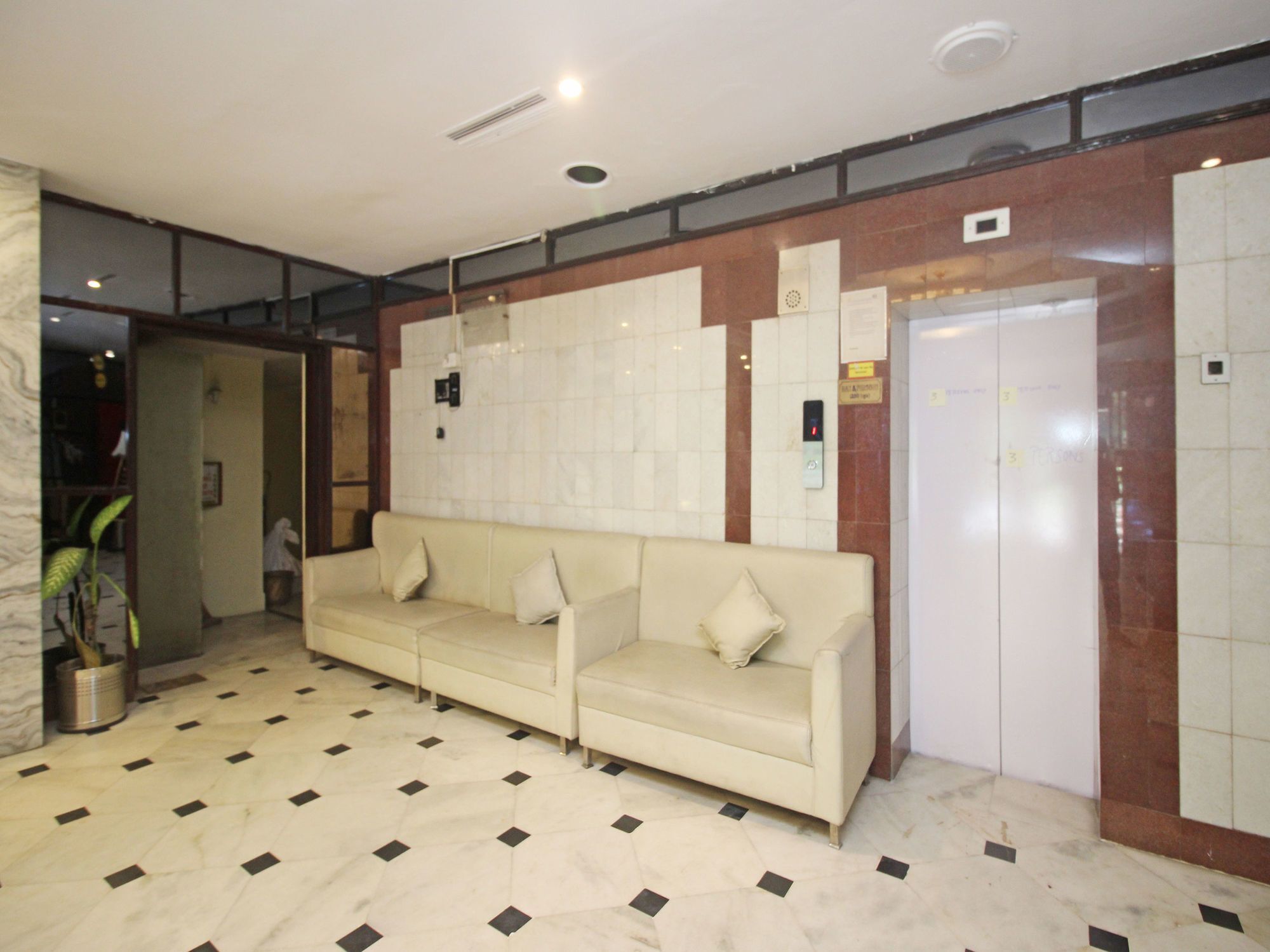 Oyo 9610 Mb International Hotel Mysore