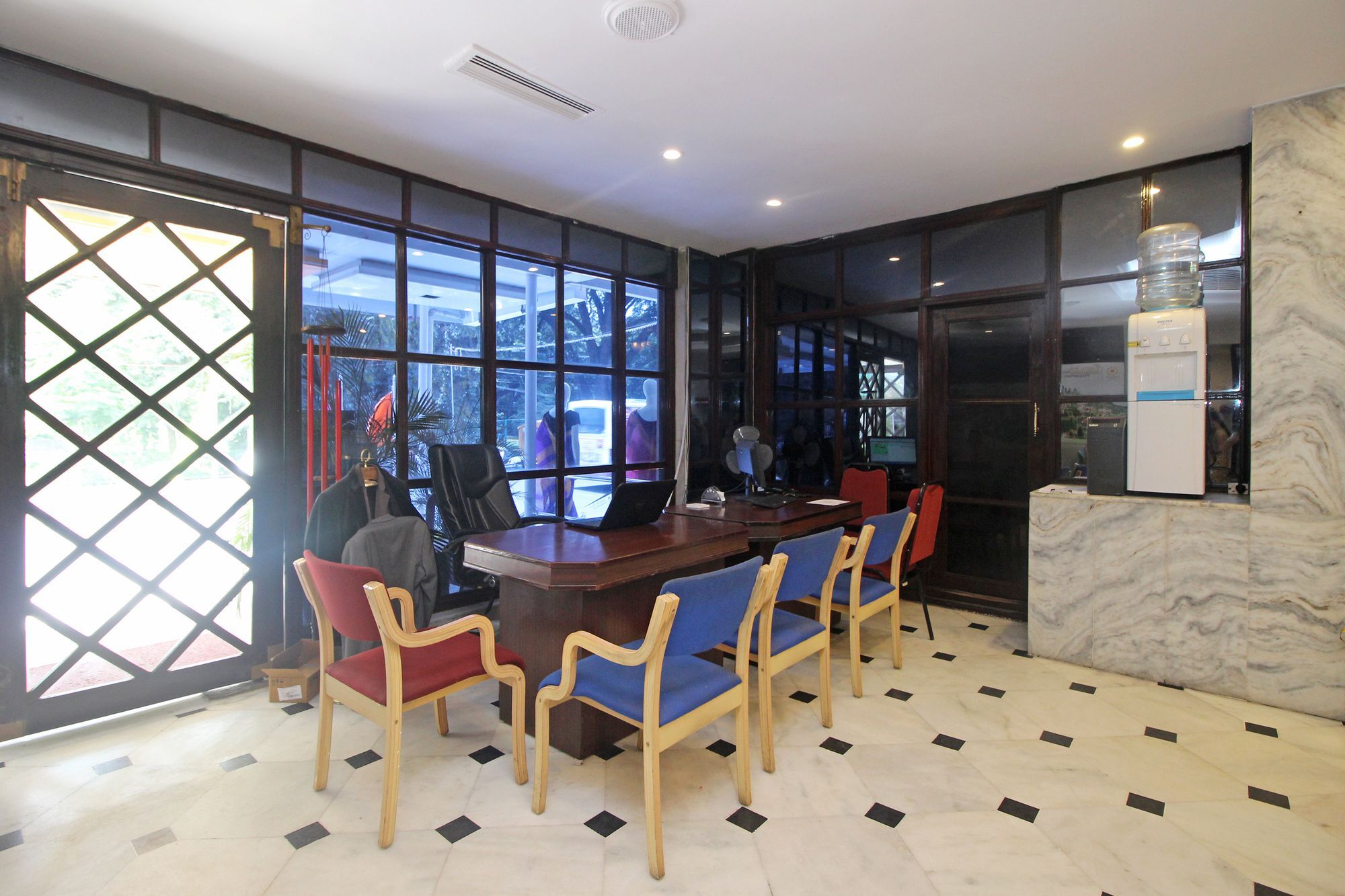 Oyo 9610 Mb International Hotel 2*