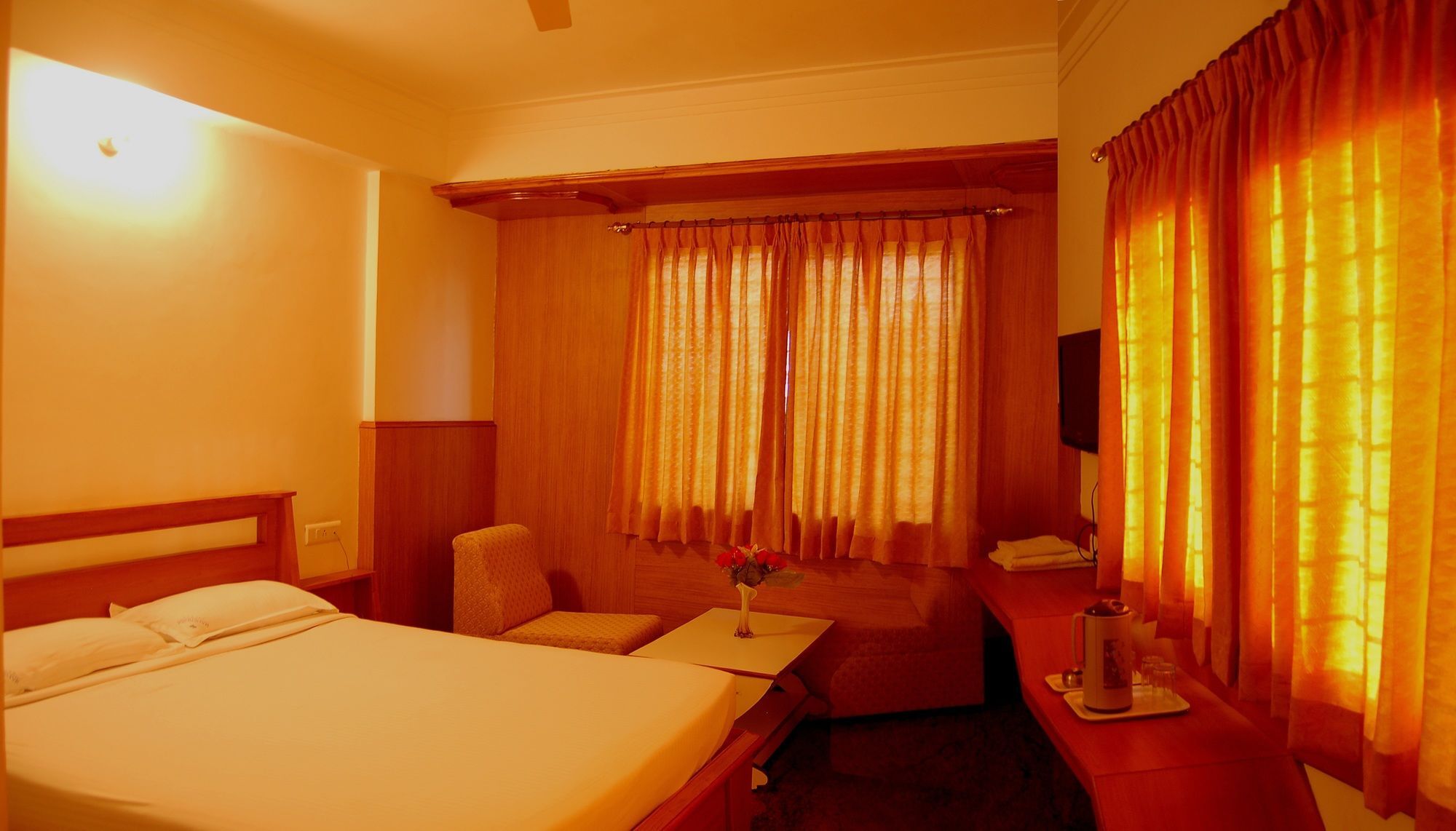 Pioneer Hotel 2*