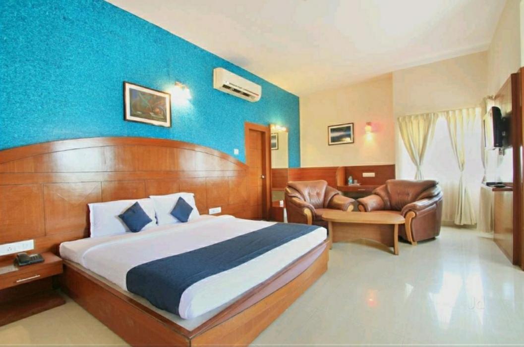 Hotel By The Way