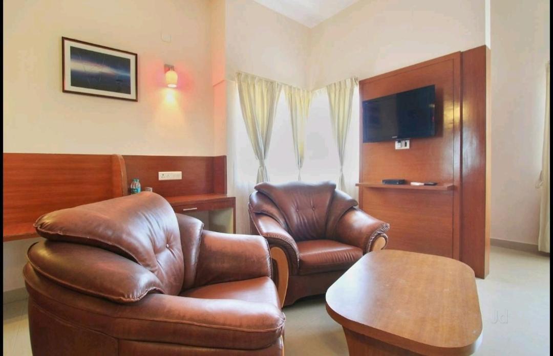Hotel By The Way 3*
