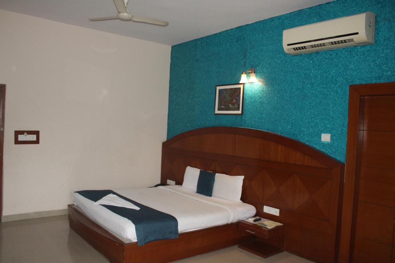 Hotel By The Way 3*