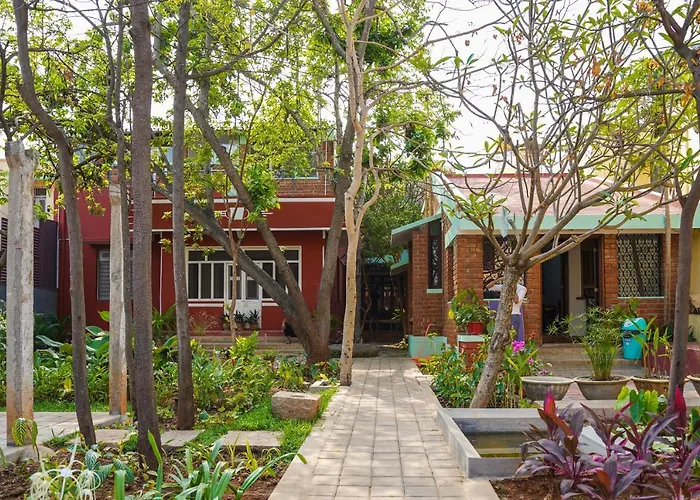 Rahees Bi Roambay - Backpacker Hostel
