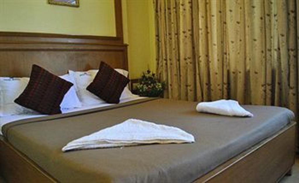 Roopa Hotel