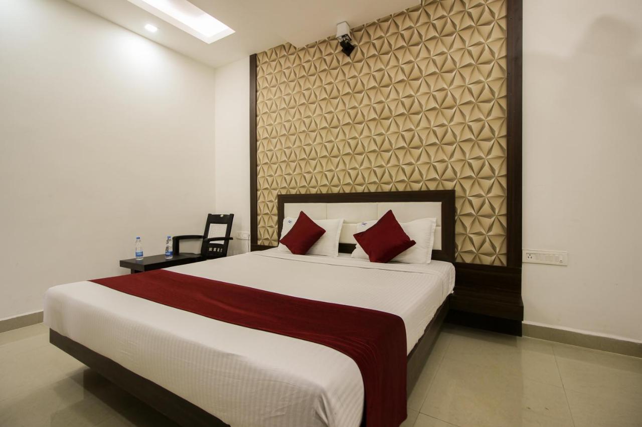 Super Oyo Flagship 8281 Aj Palace