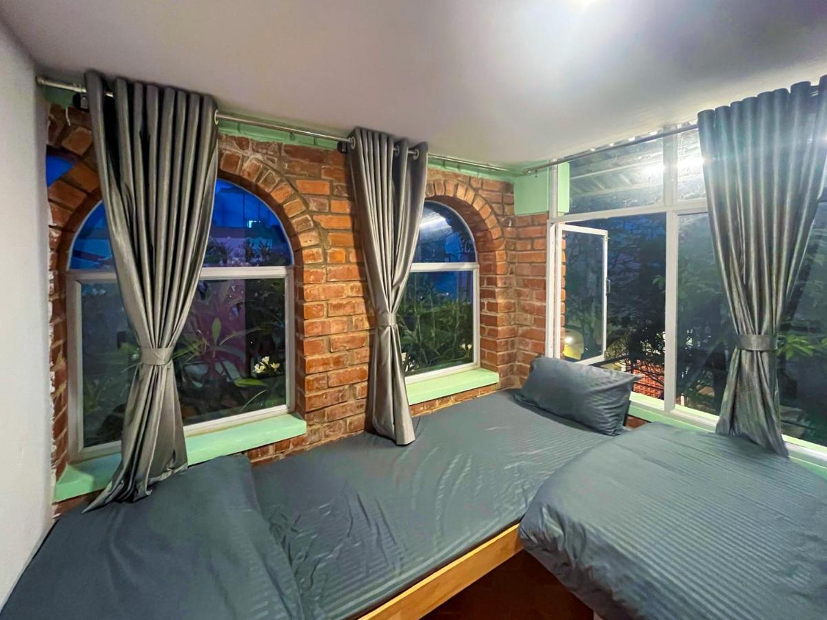 Rahees Bi Roambay - Backpacker Hostel *