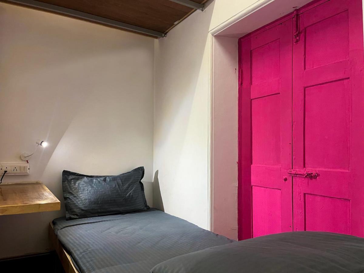 Rahees Bi Roambay - Backpacker Hostel
