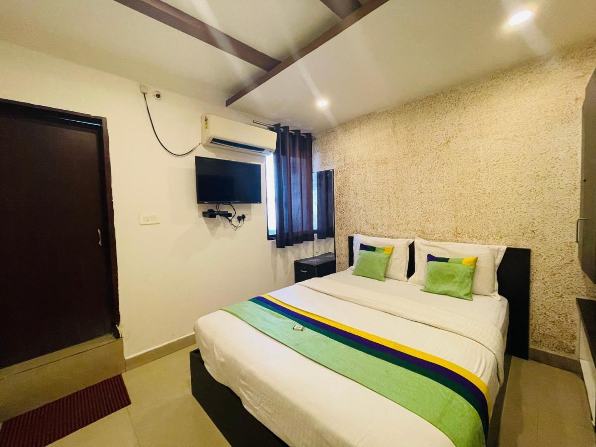 Staymaker Abs Comforts - Opp St Philomena Church Hotel 3*