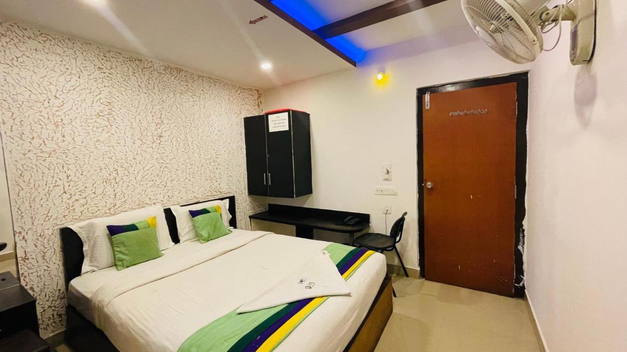 Staymaker Abs Comforts - Opp St Philomena Church Hotel 3*