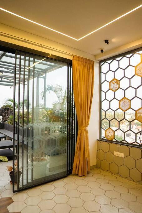 Bumblebee - The Penthouse *