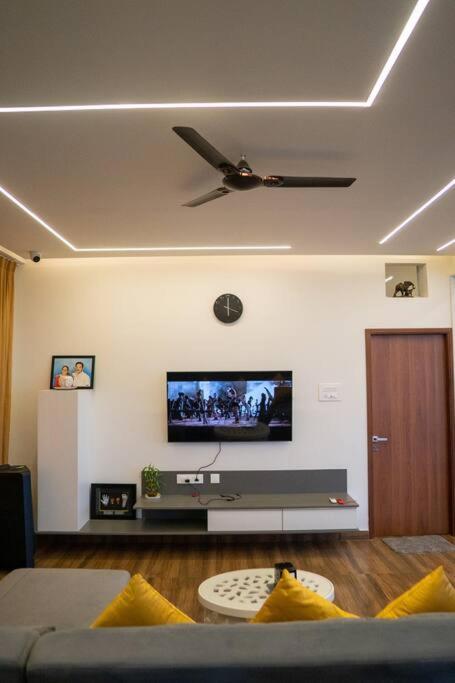 Bumblebee - The Penthouse Apartment