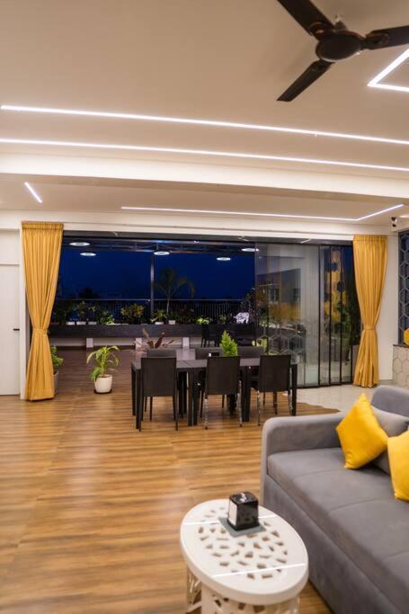 Bumblebee - The Penthouse Apartment