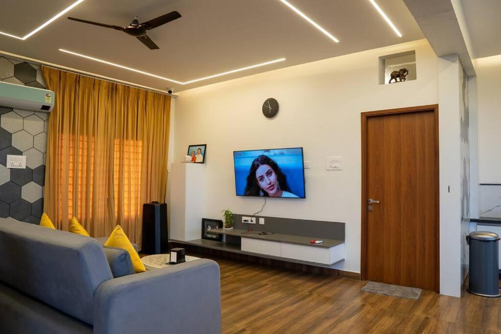 Bumblebee - The Penthouse Apartment *