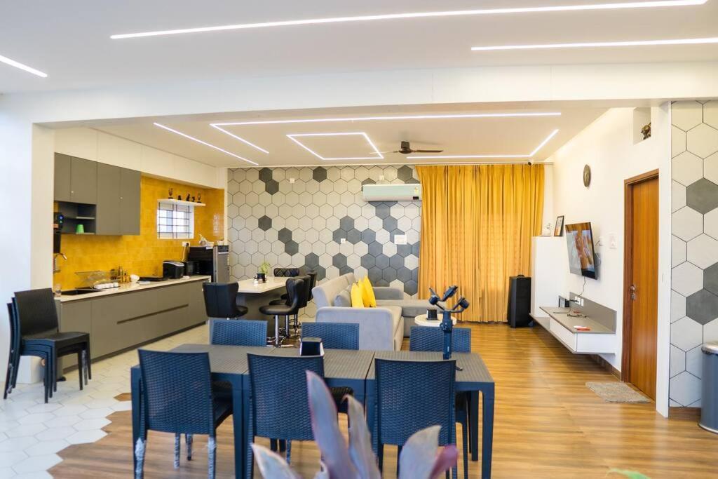 Bumblebee - The Penthouse Apartment *