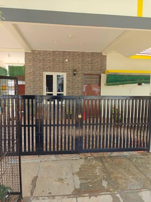 S R Luxurious Fully Ac 3 Bhk Bunglow Holiday home *