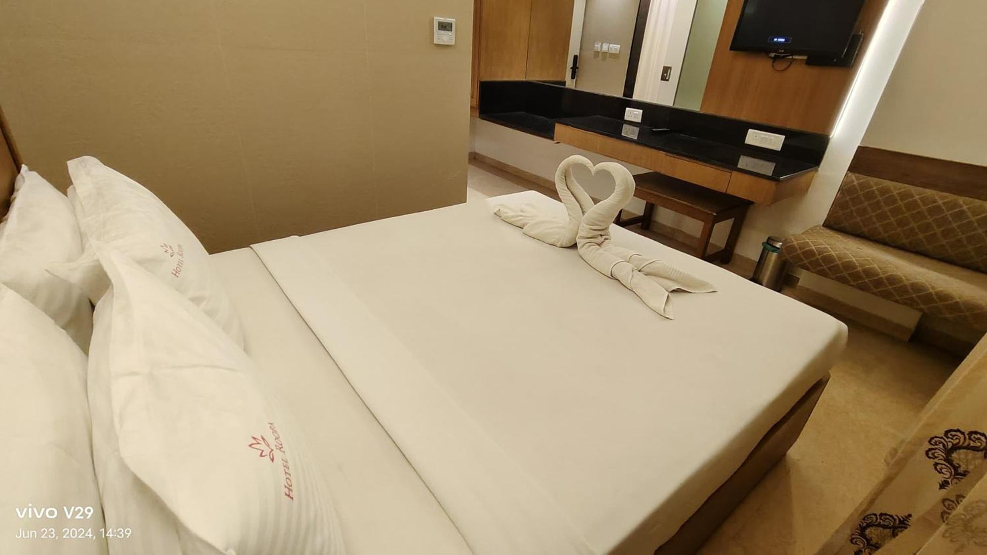 Roopa Hotel