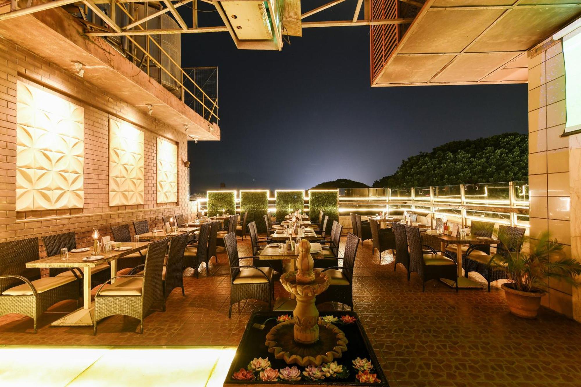 Roopa Hotel
