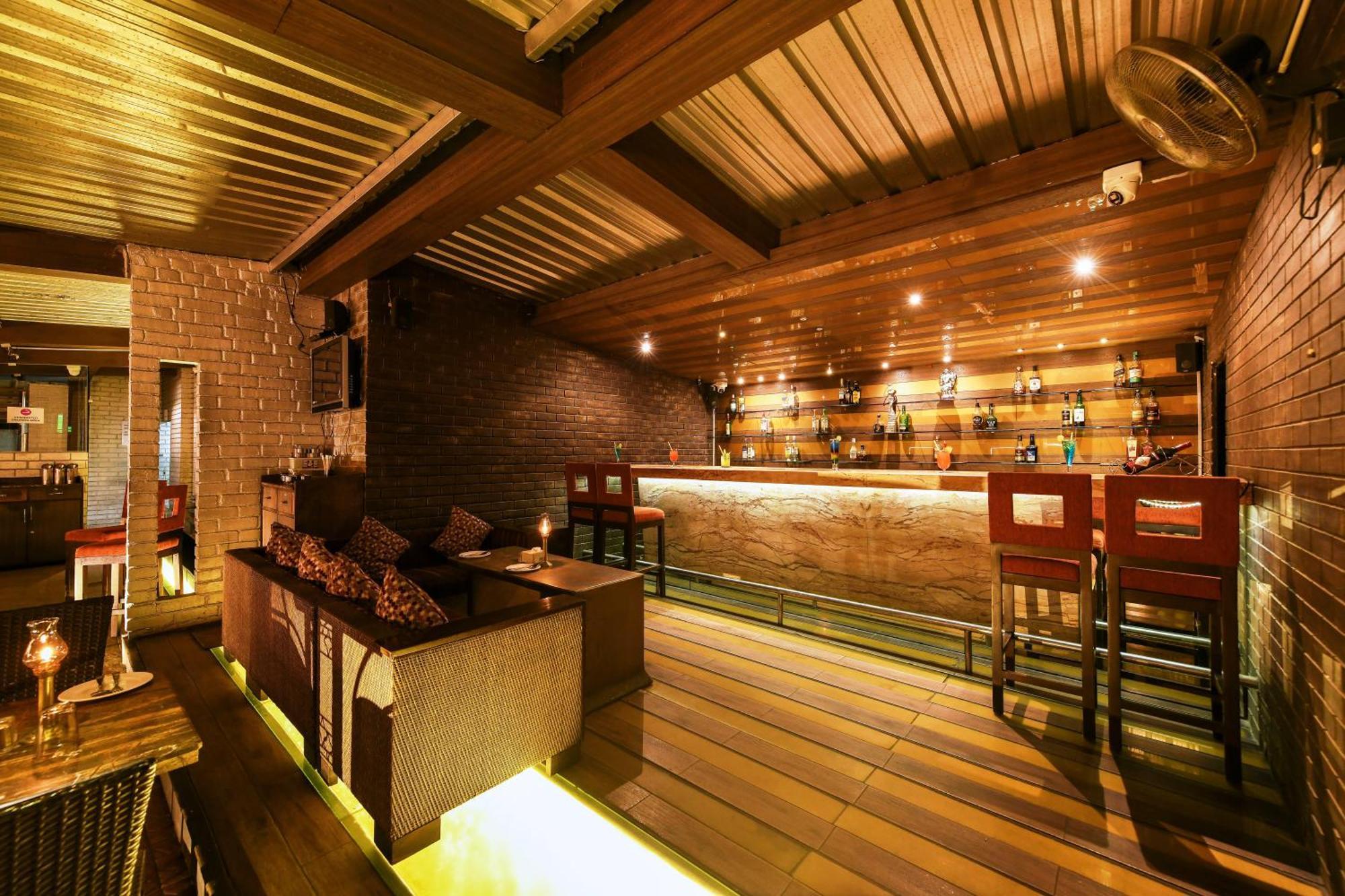 Roopa Hotel 3*