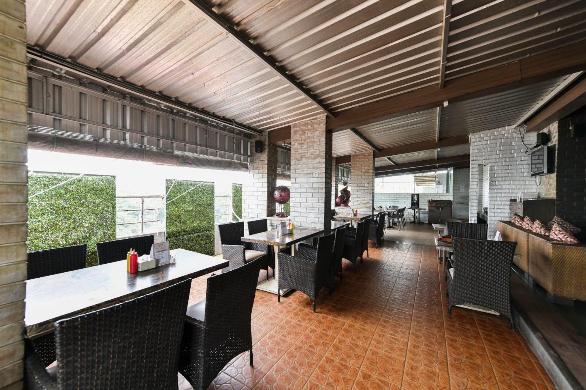 Roopa Hotel 3*