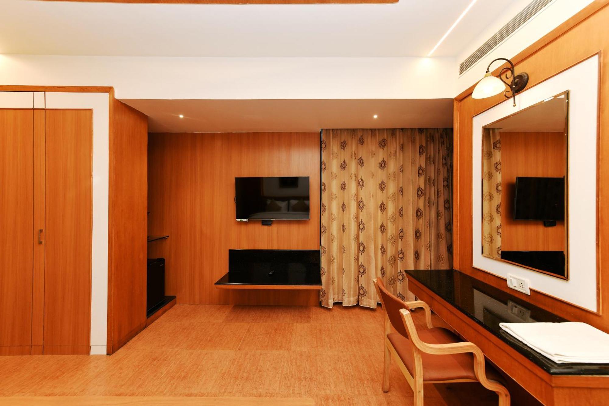 Roopa Hotel 3*