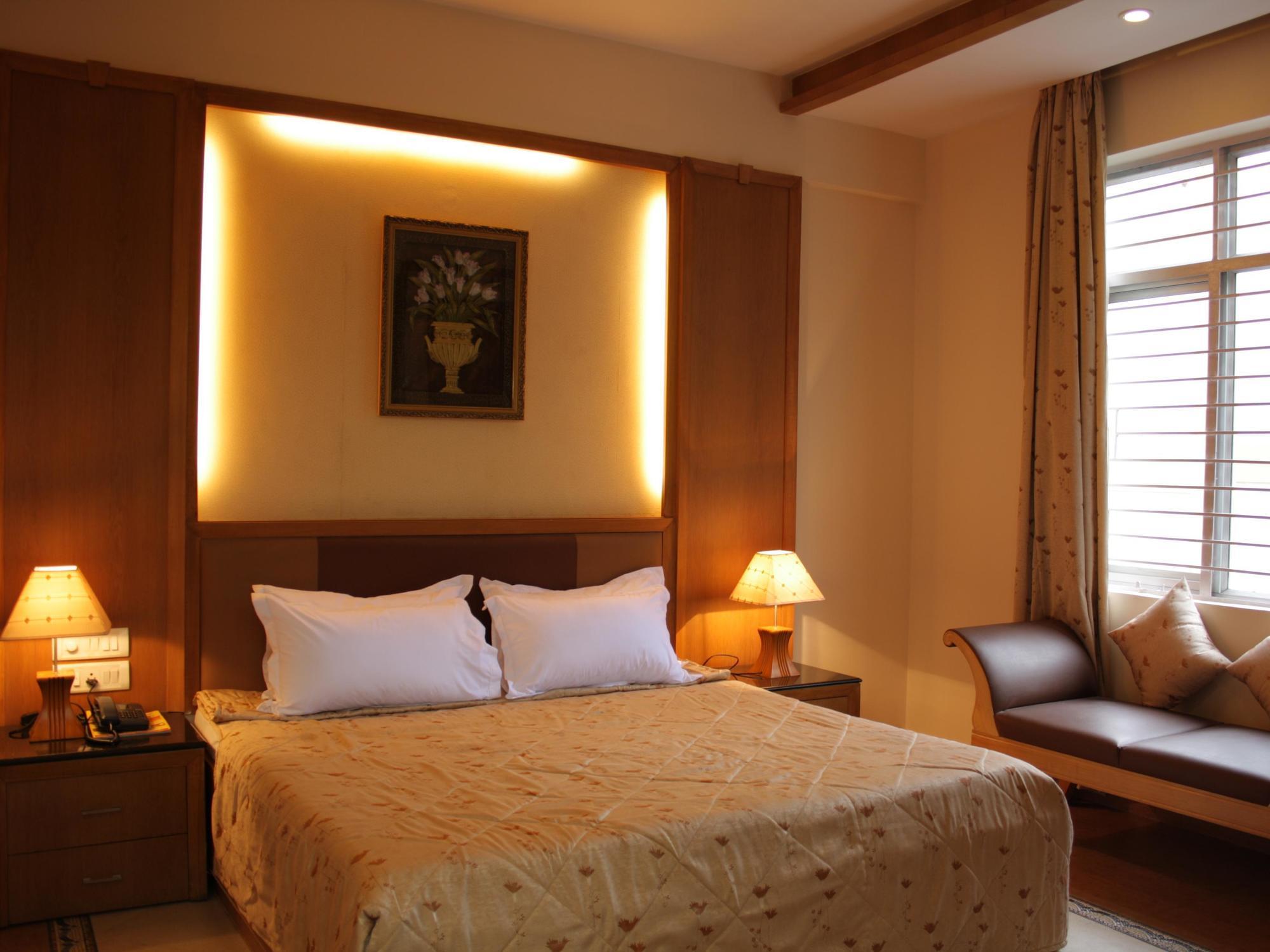 Roopa Hotel 3*