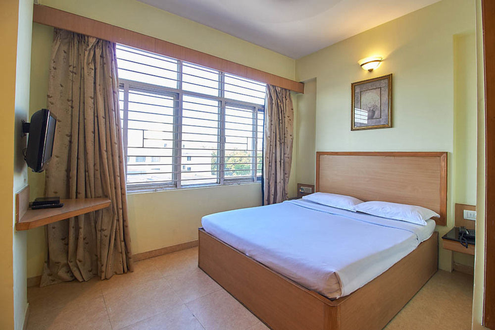Roopa Hotel
