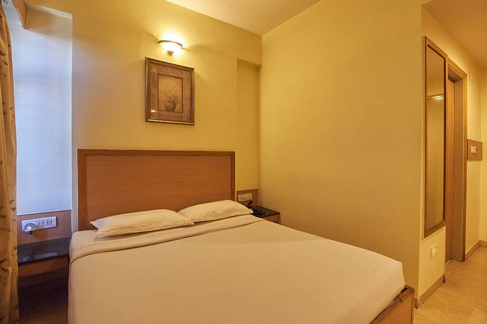 Roopa Hotel 3*