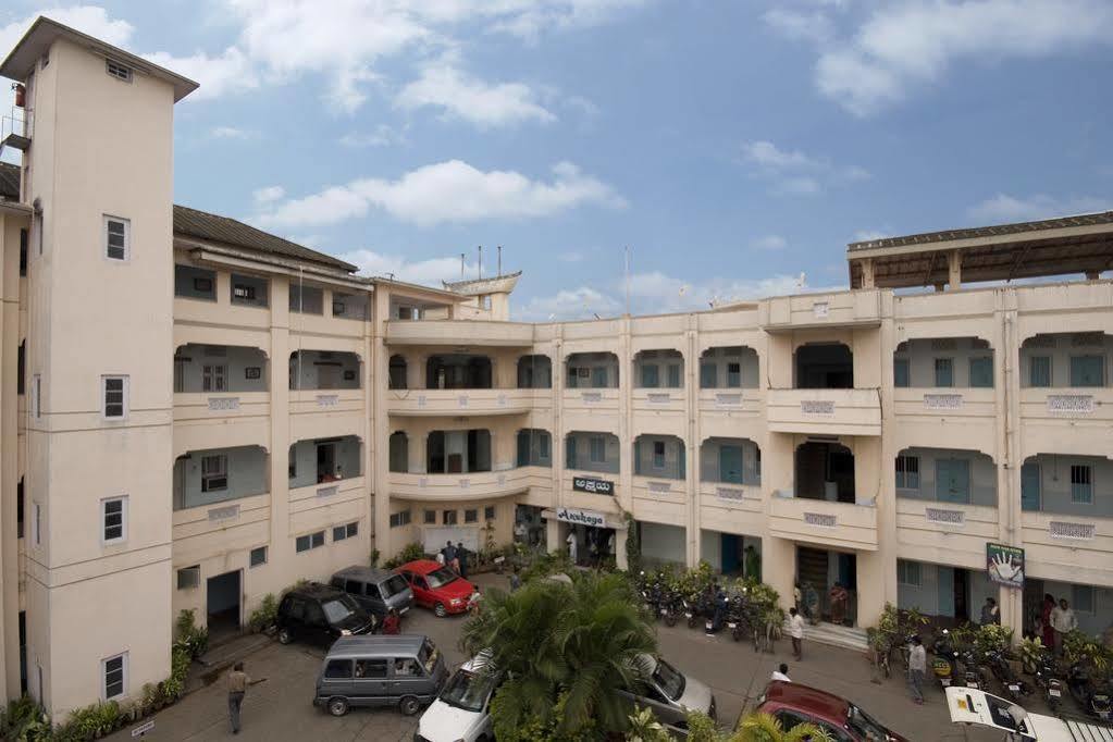 Dasaprakash Hotel *