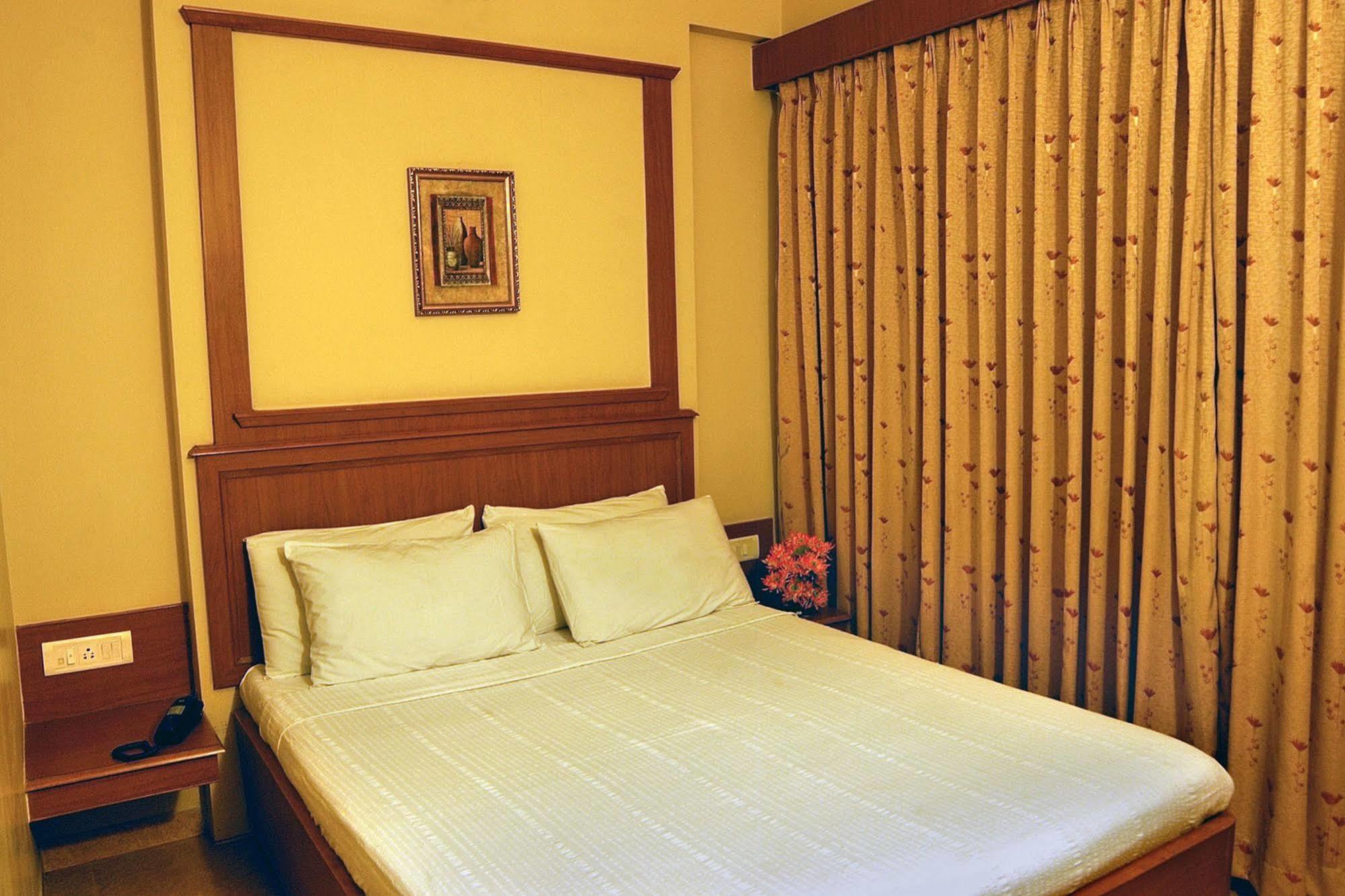 Roopa Hotel 3*