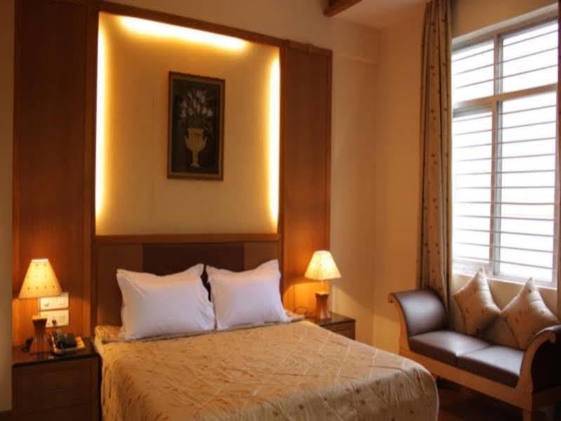 Roopa Hotel
