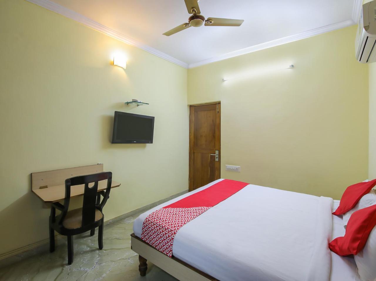 Oyo 22778 Mk Greens Hotel