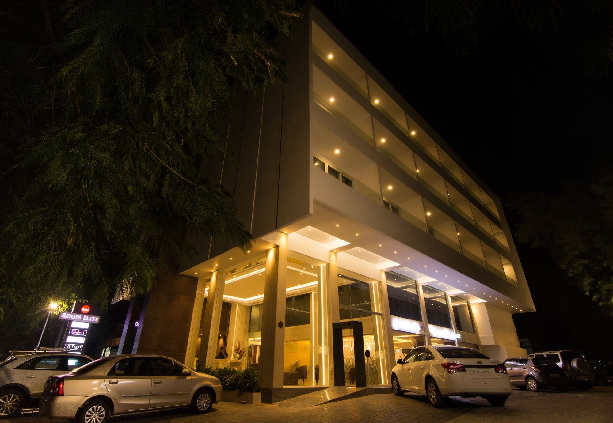 Roopa Elite Hotel 4*